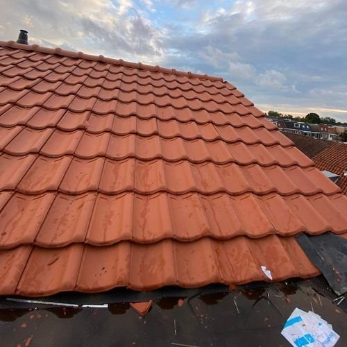 Mooie dakpannen geplaatst Dakdekker Wageningen inspectie van pannendak